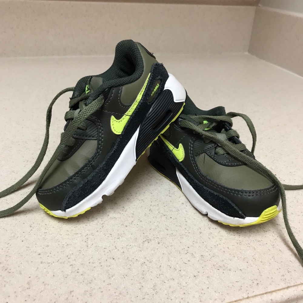 Nike Air Max 90 Leather GS - Black and Green - Picture 6 of 11